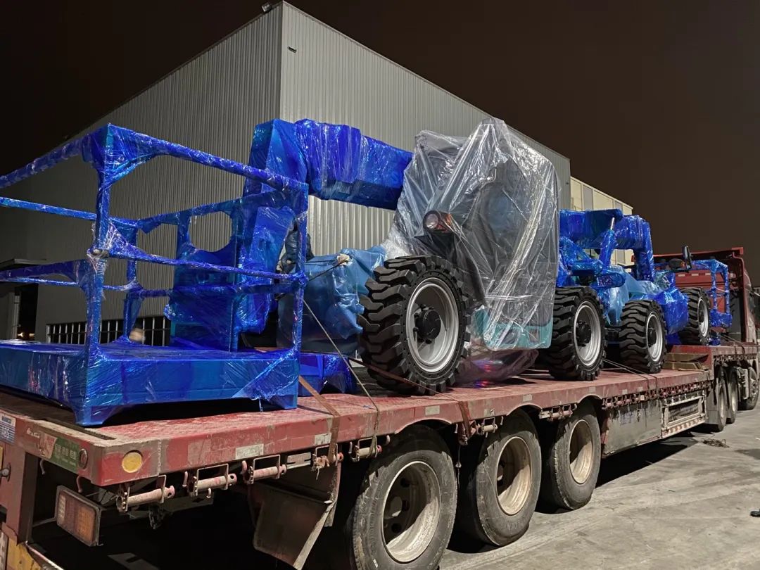 伸缩臂叉装车发往塞尔维亚！ca888亚洲城智能持续助力“一带一路”建设