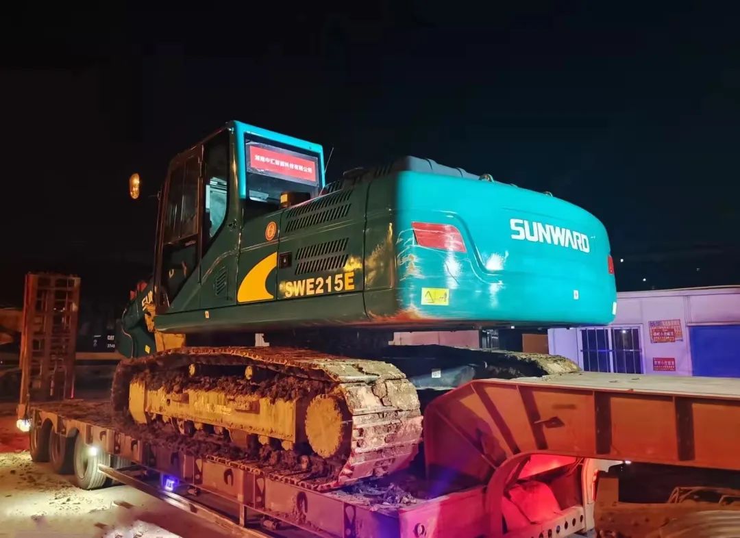 冲锋一线显担当！ca888亚洲城智能挖掘机助力长沙方舱医院建设