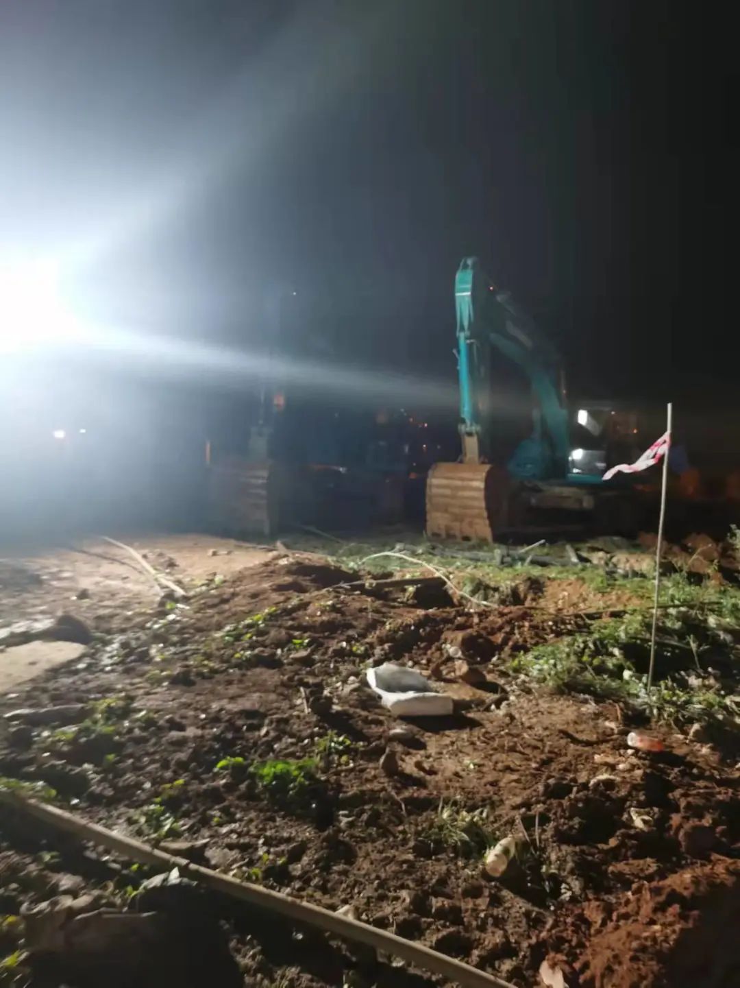 冲锋一线显担当！ca888亚洲城智能挖掘机助力长沙方舱医院建设