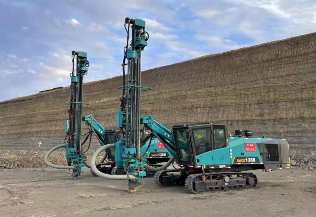 携手战边疆！ca888亚洲城智能潜孔钻机助力宏大爆破新疆奇台项目建设