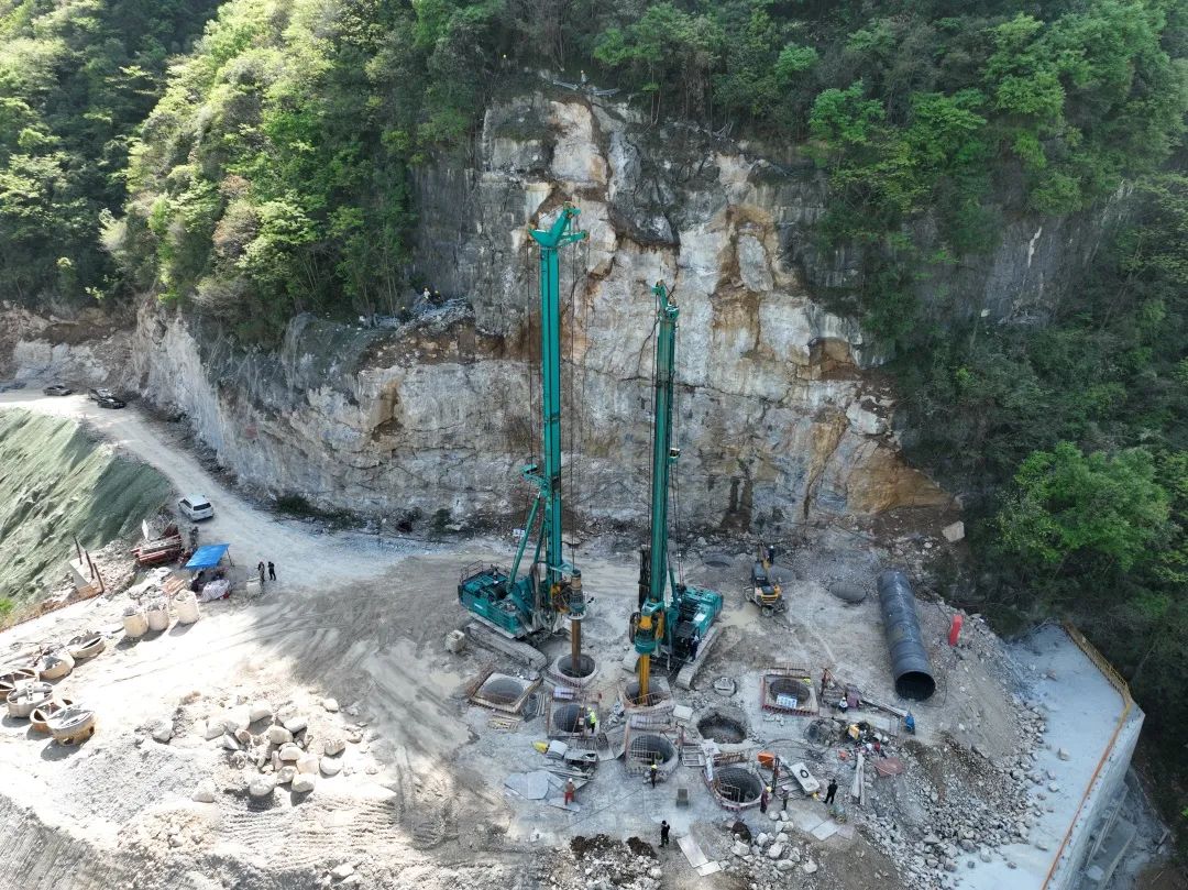 展现施工“奇效”！ca888亚洲城智能旋挖钻机强势助力炉慈高速公路建设