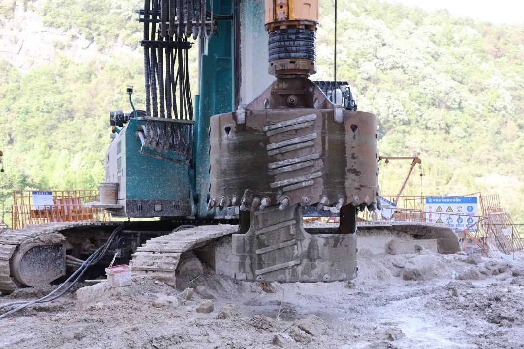 展现施工“奇效”！ca888亚洲城智能旋挖钻机强势助力炉慈高速公路建设