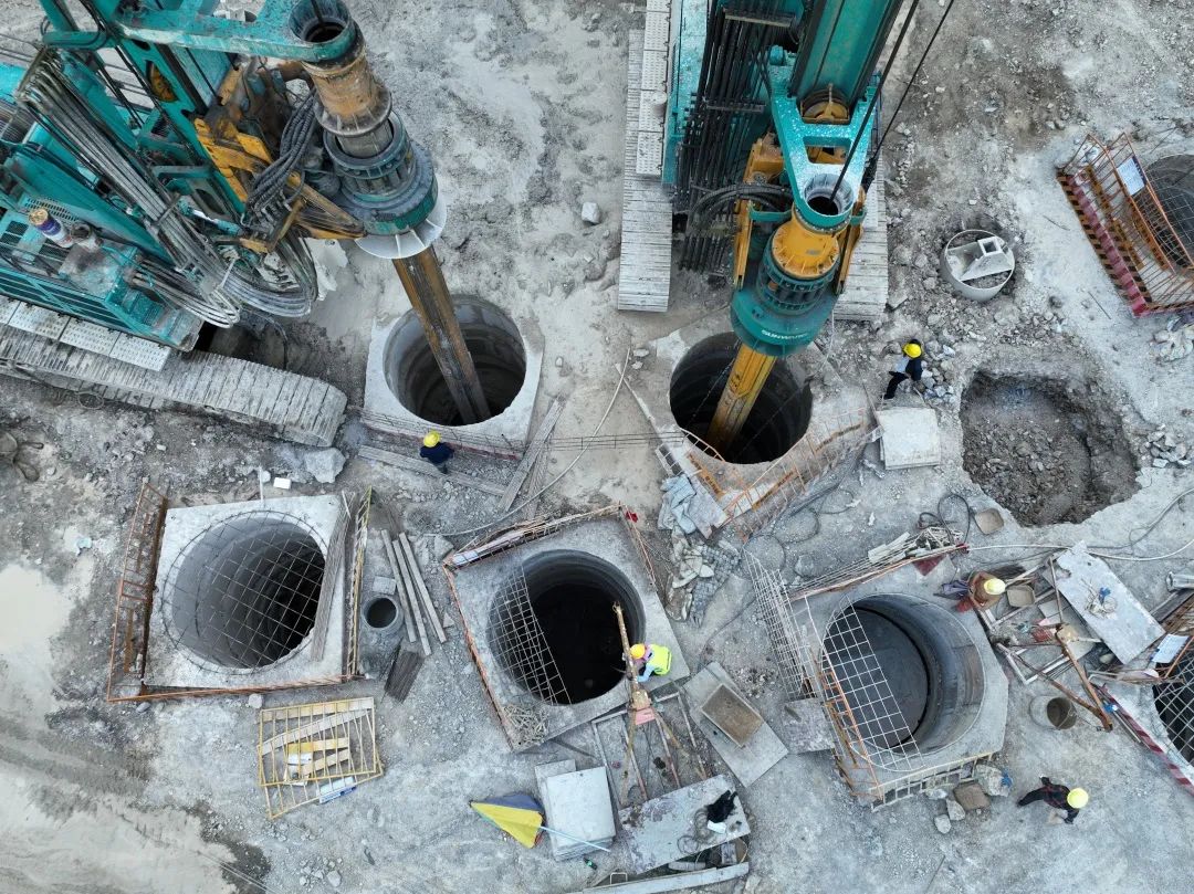 展现施工“奇效”！ca888亚洲城智能旋挖钻机强势助力炉慈高速公路建设