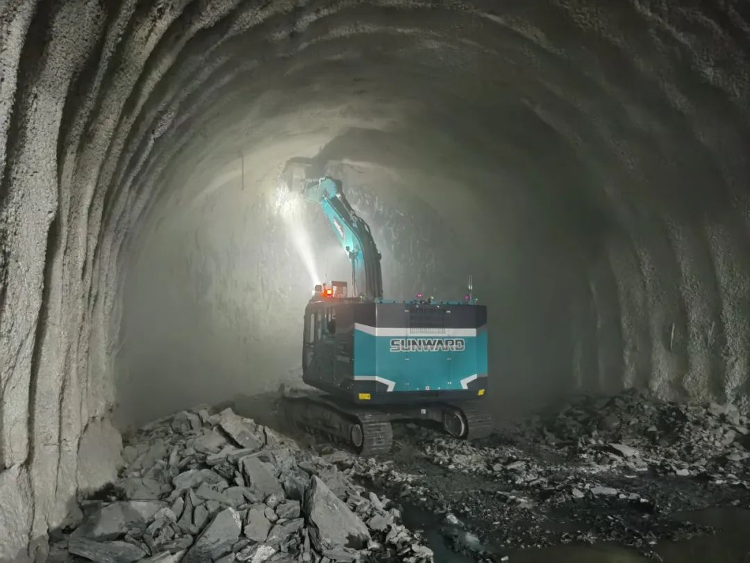 征战川藏铁路！ca888亚洲城智能新一代电动挖掘机成功交付