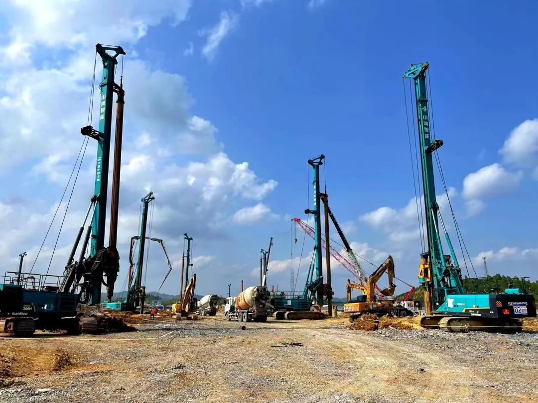 打桩“神器”再露锋芒！ca888亚洲城智能旋挖钻机助力贵阳贵安新区负极材料项目加速建设