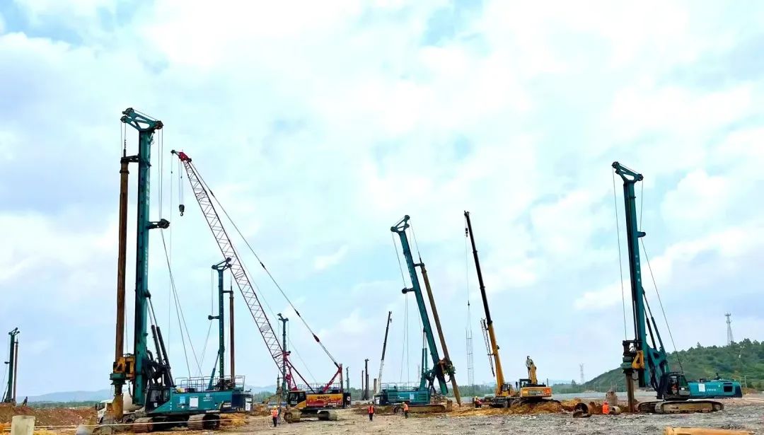 打桩“神器”再露锋芒！ca888亚洲城智能旋挖钻机助力贵阳贵安新区负极材料项目加速建设