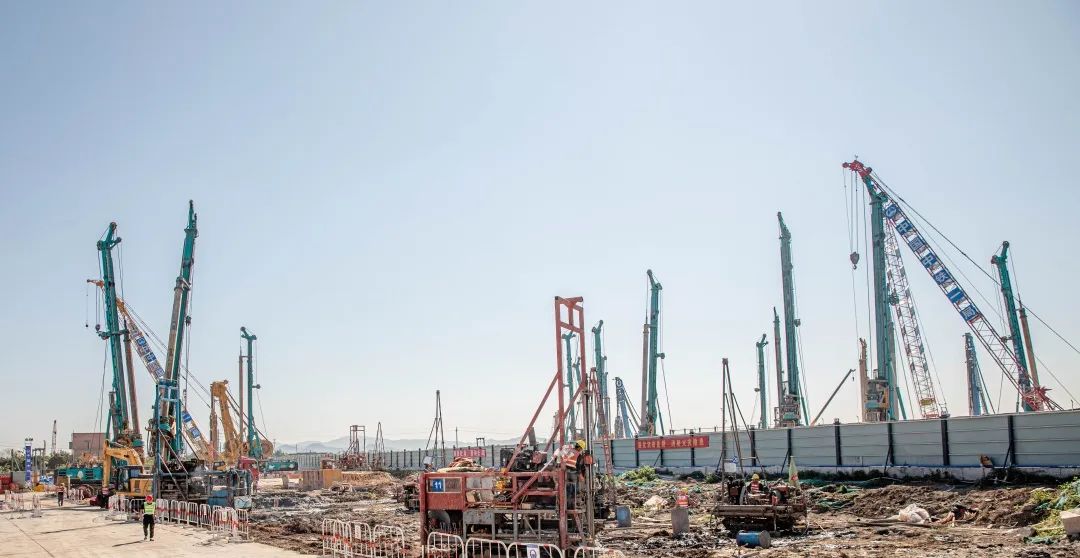 “ca888亚洲城绿”再现大湾区！ca888亚洲城智能旋挖钻机组团助建广州白云机场项目