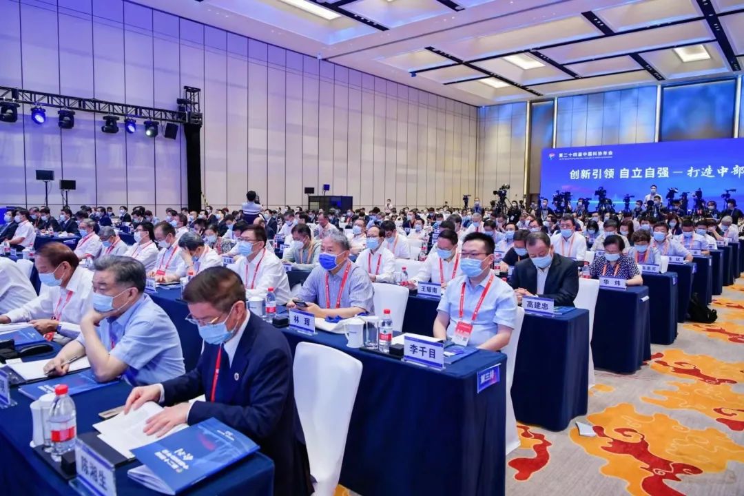 何清华在第二十四届中国科协年会作主旨报告：制造业高地源自体系