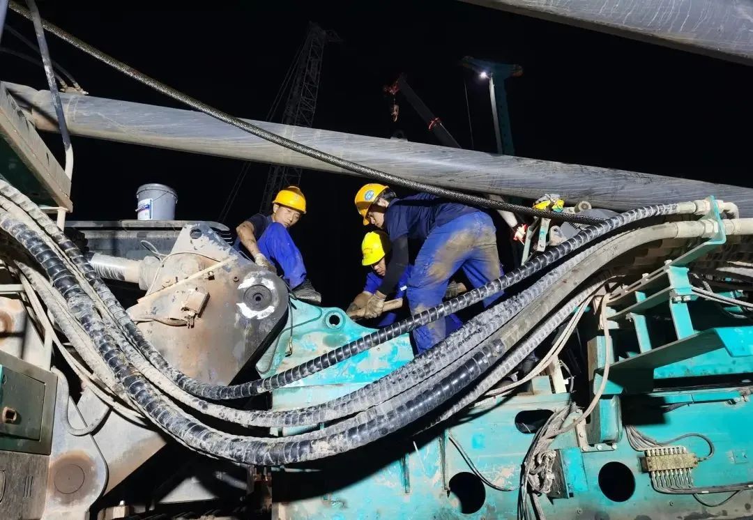 “创造施工奇迹！”他们和ca888亚洲城智能“超级桩备”一起助建燕矶长江大桥