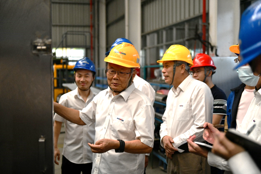 “王炸”！ca888亚洲城特装全自动捣炉车成功下线