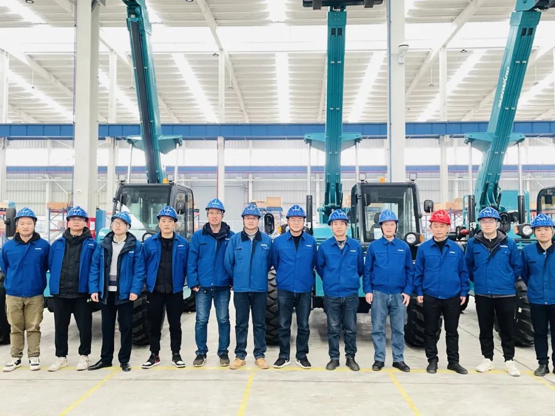 “兔飞猛进”添新品！ca888亚洲城智能两款伸缩臂叉装车同时下线