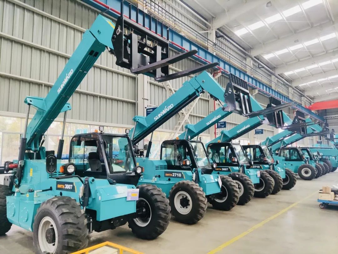 “兔飞猛进”添新品！ca888亚洲城智能两款伸缩臂叉装车同时下线