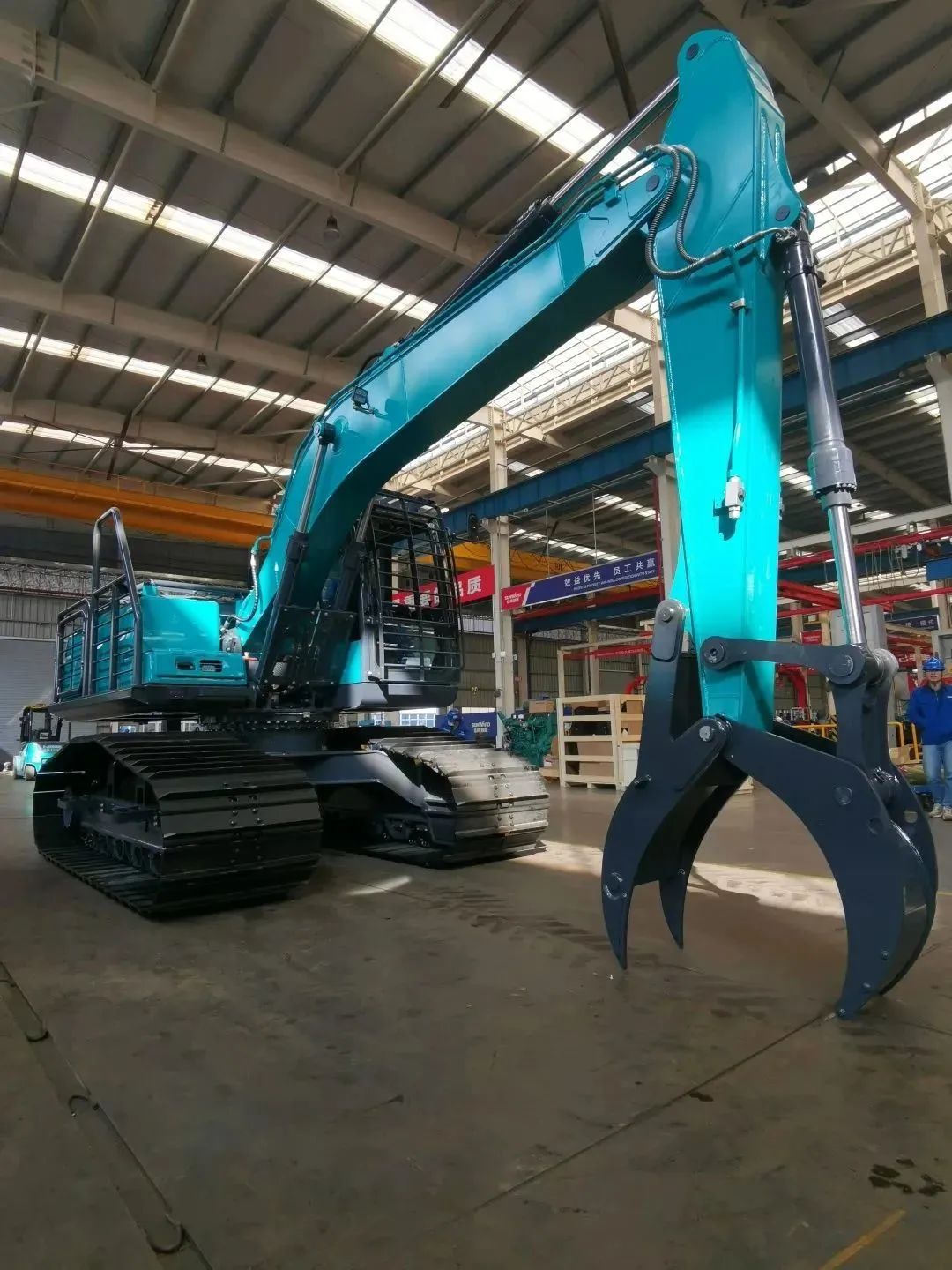 翻山越岭，称霸“武林”！ca888亚洲城智能首款中型林业挖掘机成功下线