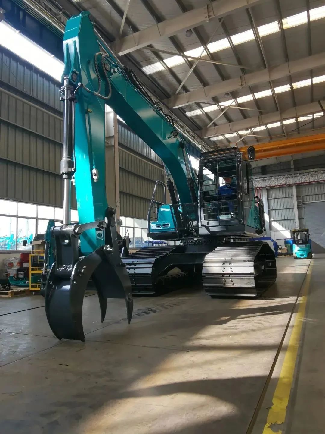 翻山越岭，称霸“武林”！ca888亚洲城智能首款中型林业挖掘机成功下线