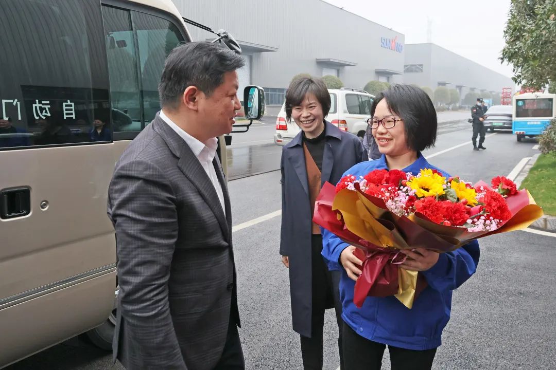 付旭明慰问ca888亚洲城智能市三八红旗手并督导安全生产工作