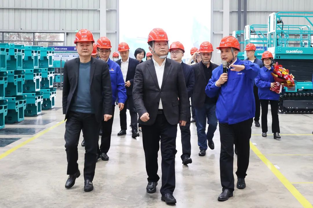 付旭明慰问ca888亚洲城智能市三八红旗手并督导安全生产工作