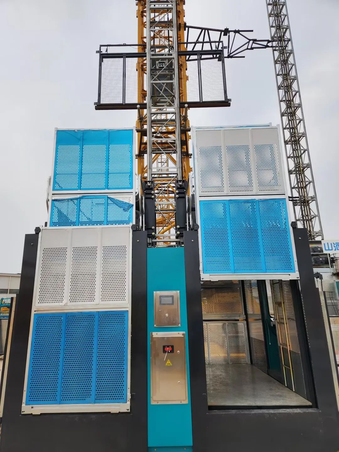 科技显能、再添新品！ca888亚洲城江麓智能施工升降机成功下线