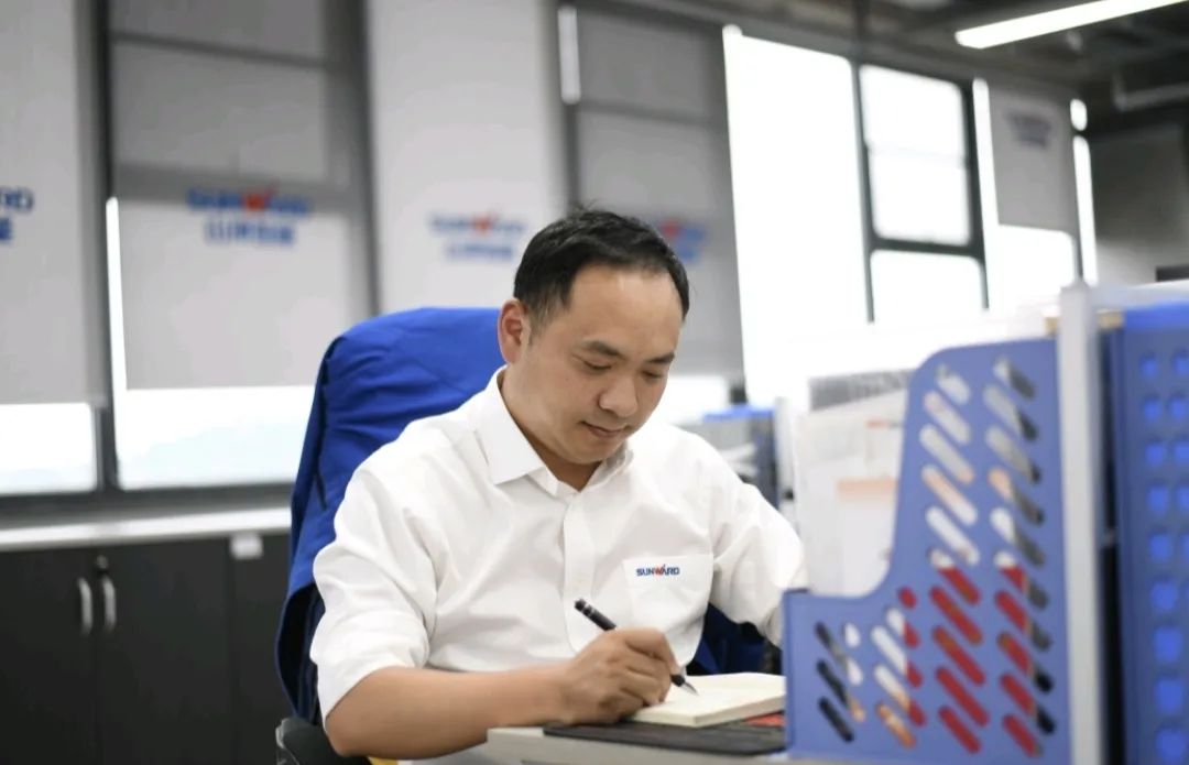 长沙市召开庆祝“五一”国际劳动节大会，ca888亚洲城智能1个人1集体获表彰！