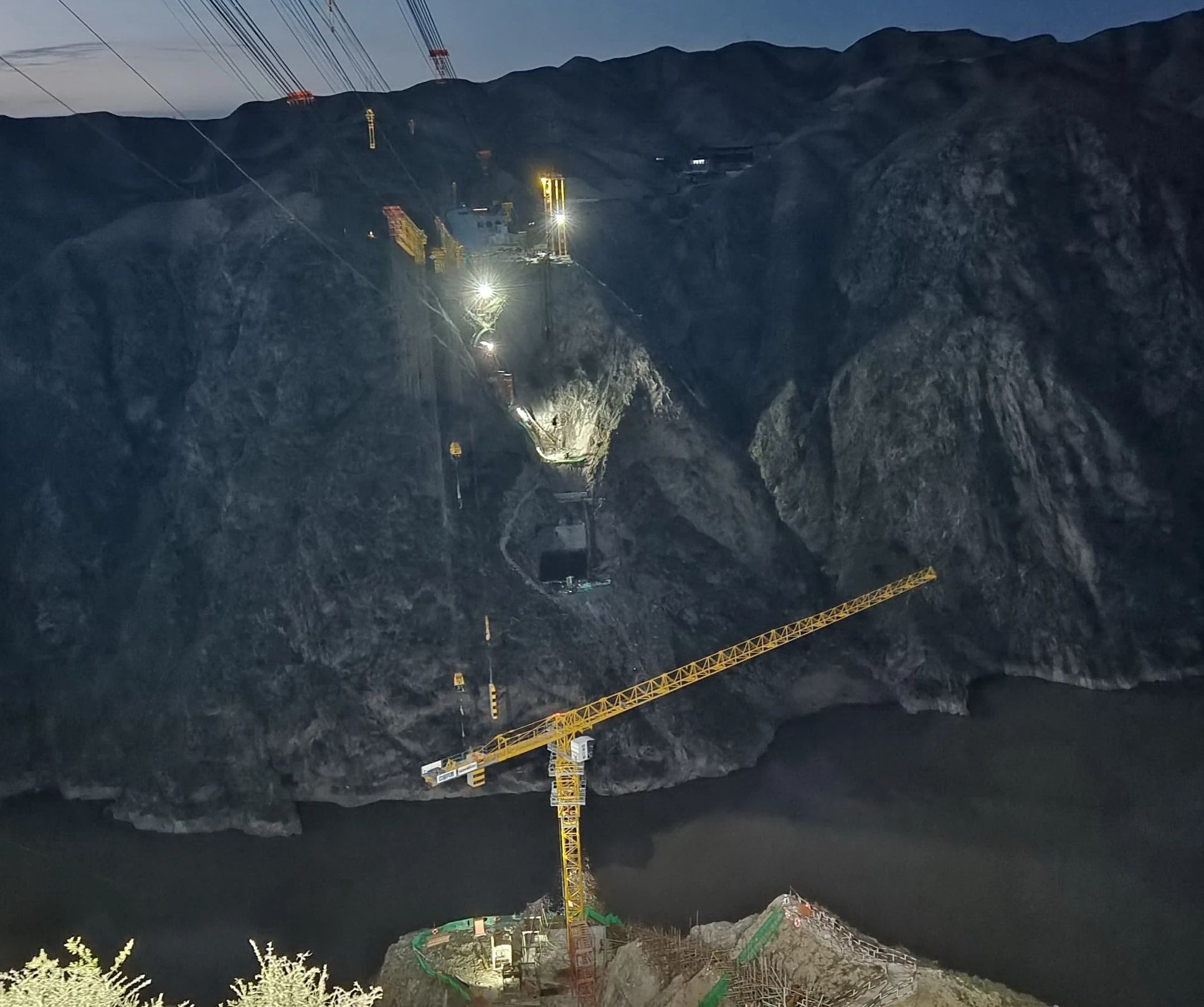 一桥通南北，群岭变坦途！ca888亚洲城江麓塔机助建洮河大桥