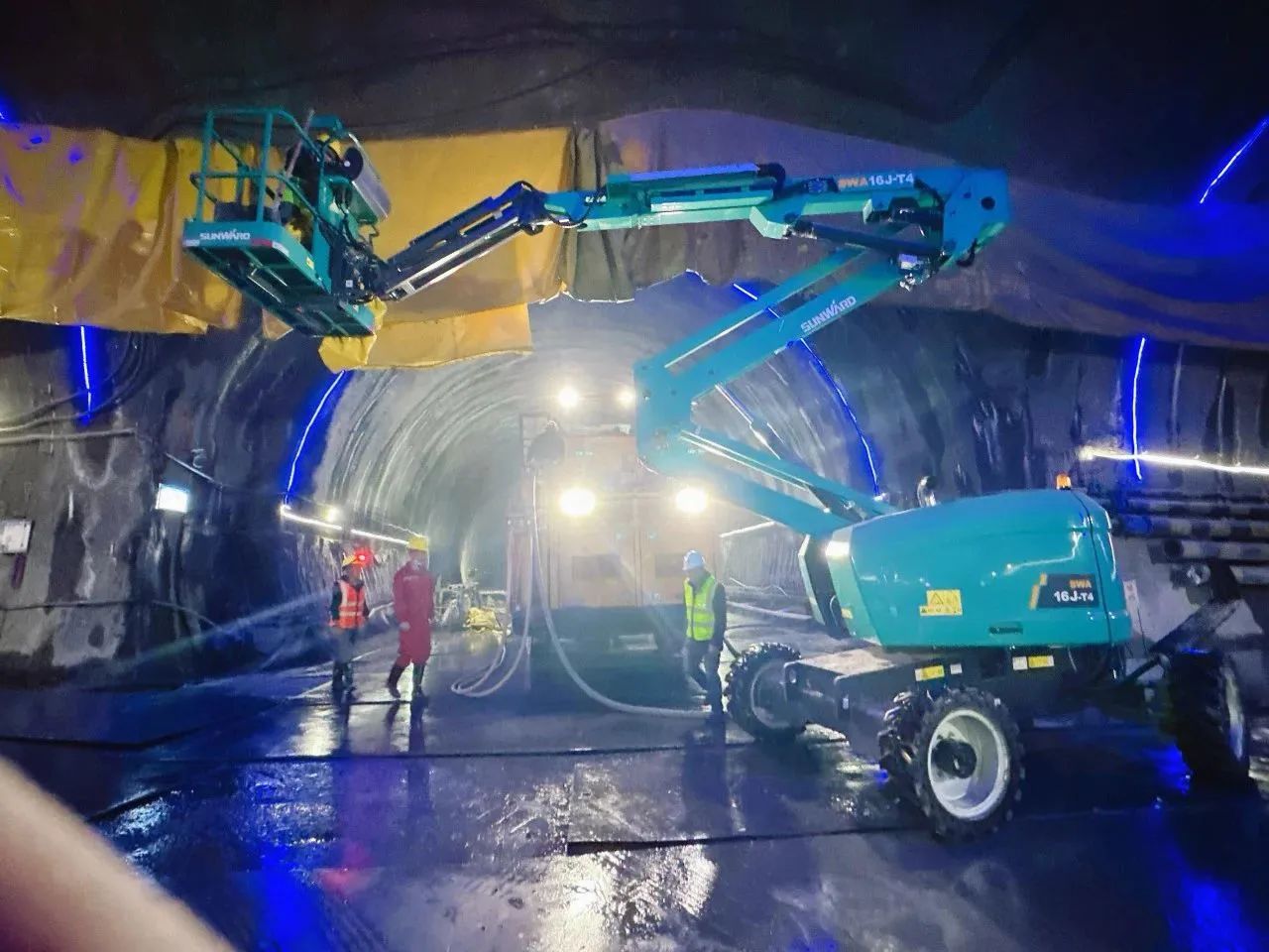 不惧高海拔挑战！ca888亚洲城智能高空机械实力助建川藏铁路