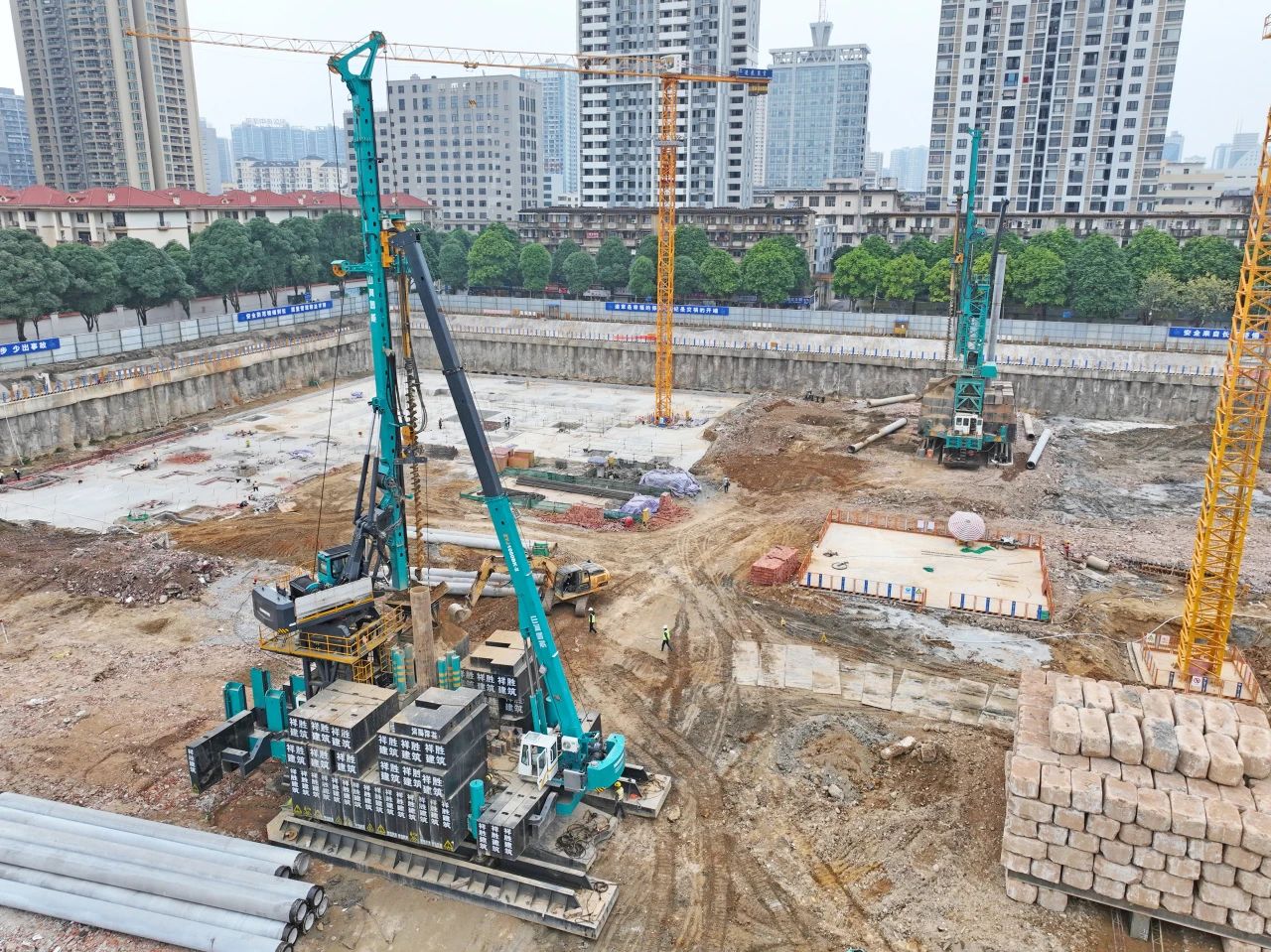 “绿巨人”显神威！ca888亚洲城智能引孔式静力压桩机助建“绿城”南宁民生项目