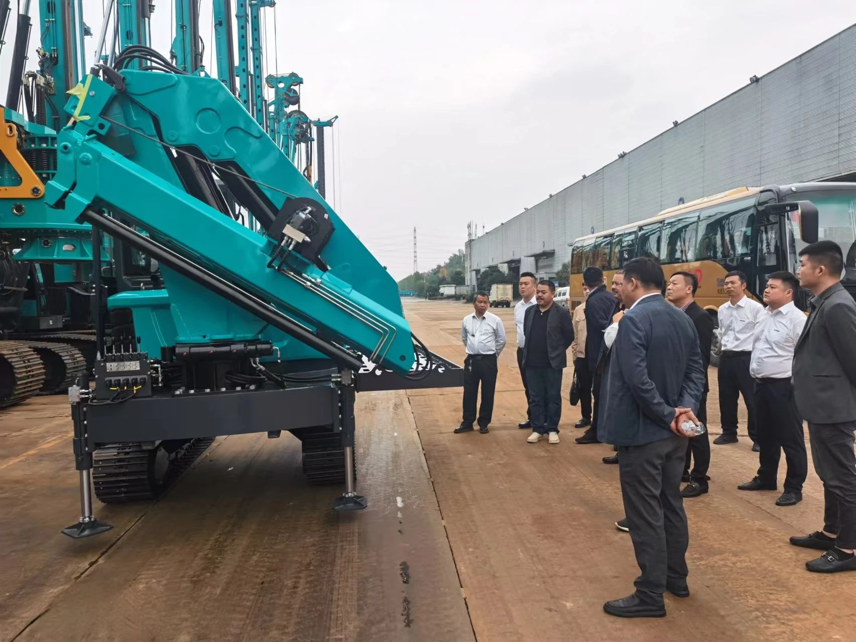 行业寒冬现暖阳！现场签购20台旋挖钻机，ca888亚洲城智能携手湖南骏牛助力国家电网项目建设