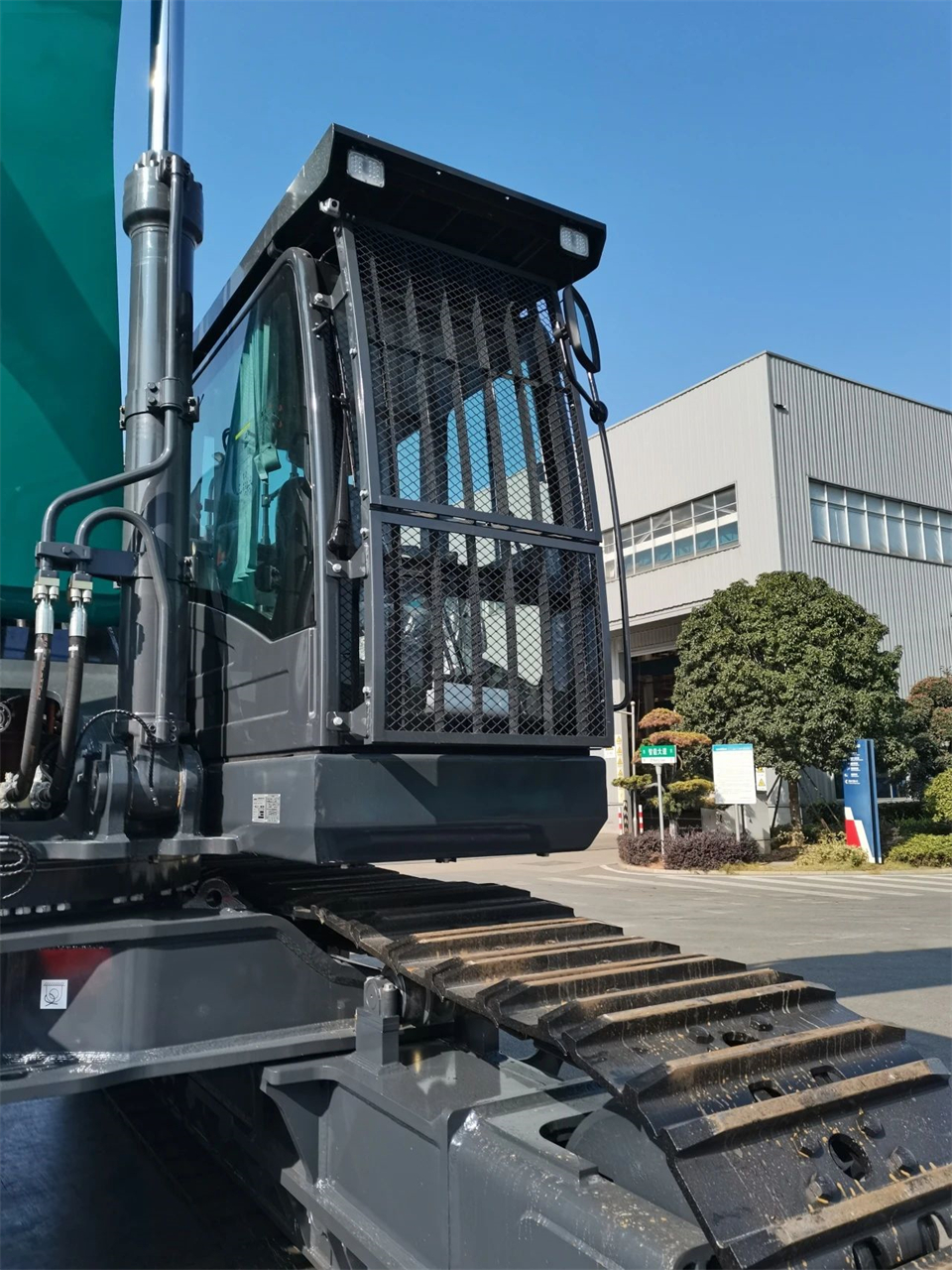 定制开发、功能更强！ca888亚洲城智能SWE750ELR加长臂液压挖掘机下线交付