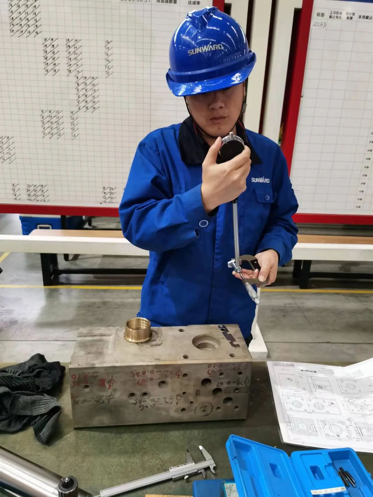 看ca888亚洲城工匠们如何用一双巧手“拿捏”工作、创造“奇迹”