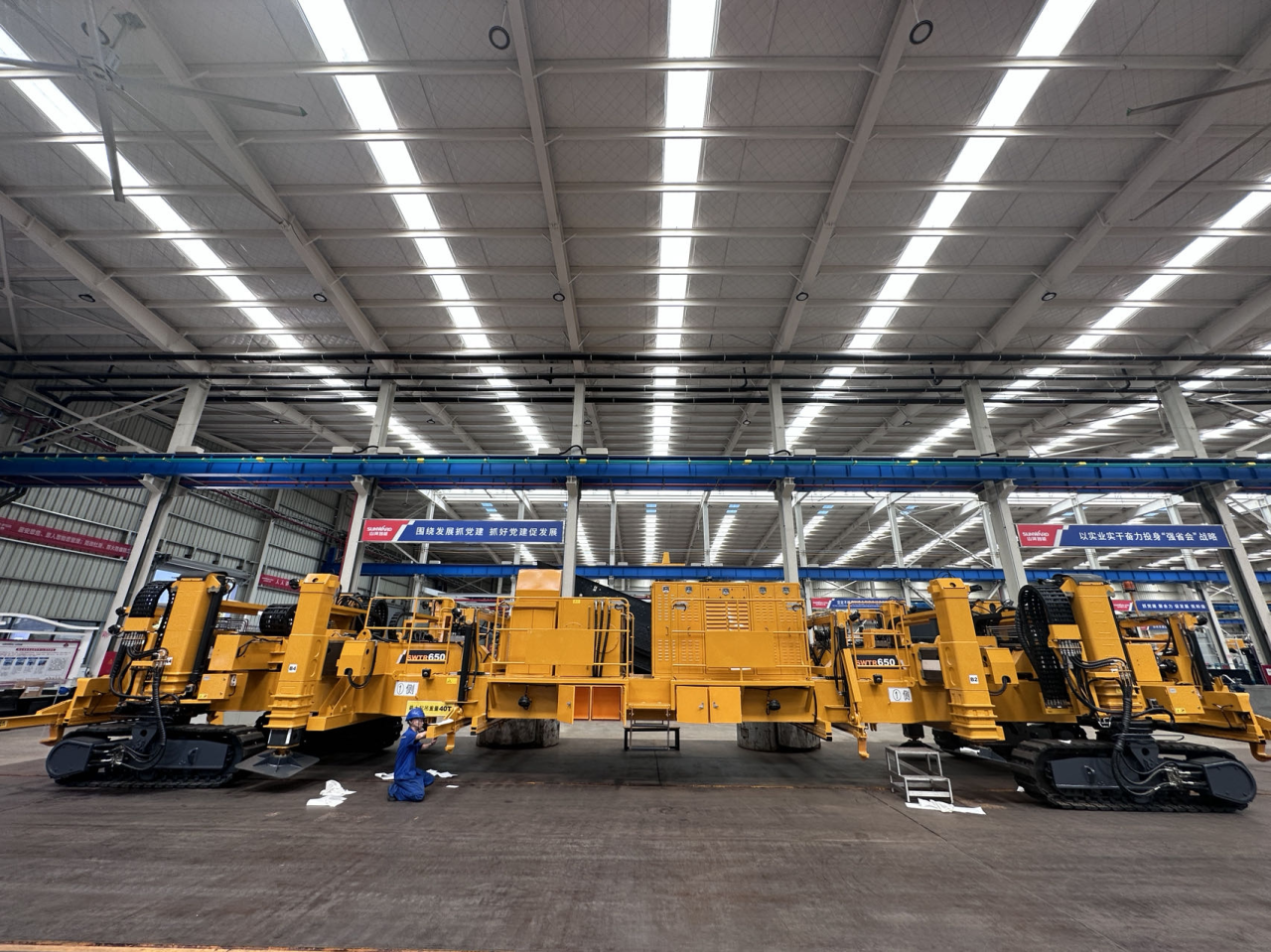 CPH-30J道岔铺换机组全球发布！ca888亚洲城智能与宝鸡中车时代共绘铁路装备新篇章！