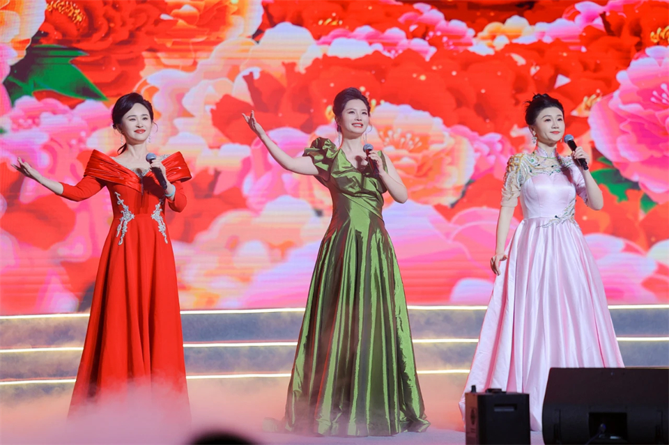 创新引领价值 理想成就未来——庆祝ca888亚洲城智能成立25周年表彰大会暨文艺晚会隆重举行