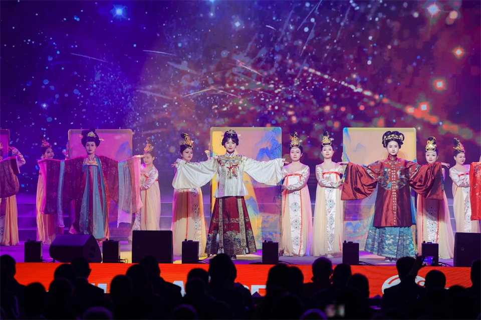 创新引领价值 理想成就未来——庆祝ca888亚洲城智能成立25周年表彰大会暨文艺晚会隆重举行