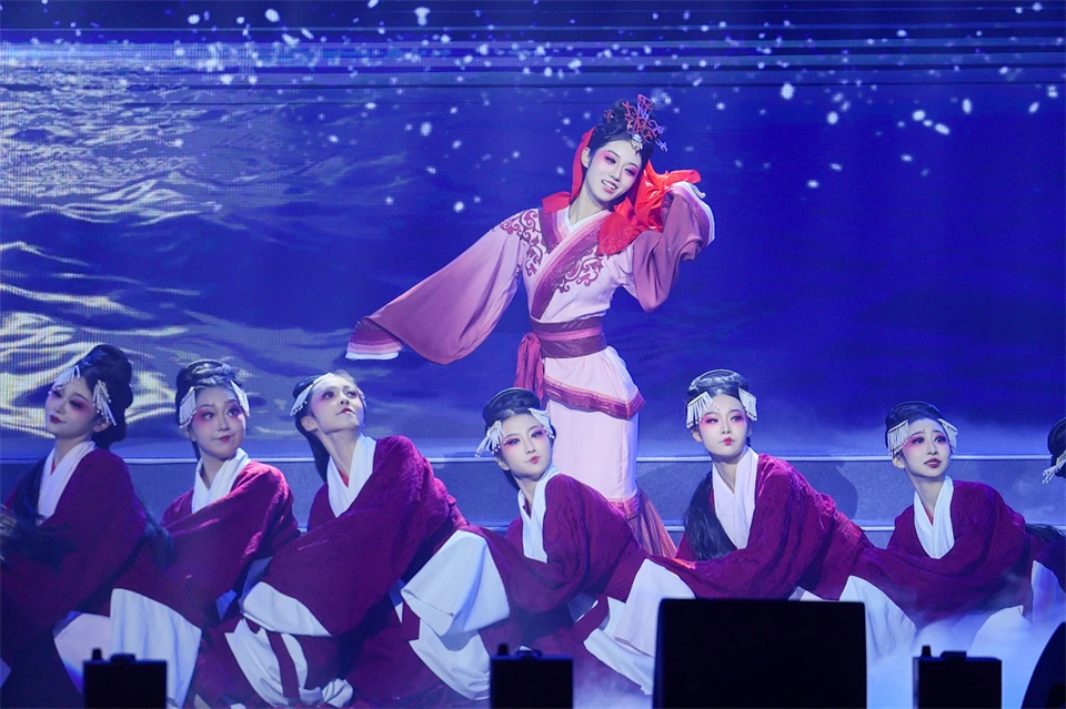 创新引领价值 理想成就未来——庆祝ca888亚洲城智能成立25周年表彰大会暨文艺晚会隆重举行