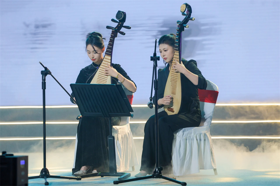 创新引领价值 理想成就未来——庆祝ca888亚洲城智能成立25周年表彰大会暨文艺晚会隆重举行