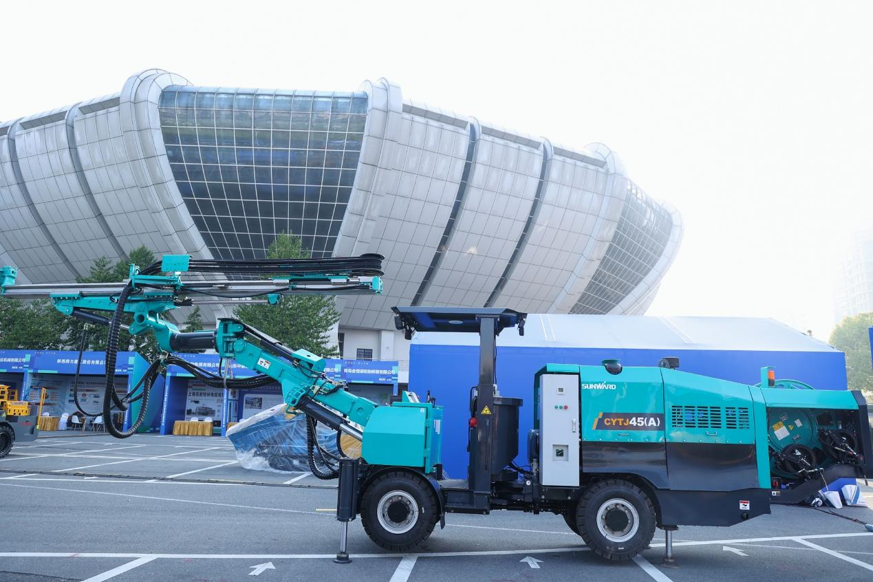 ca888亚洲城矿岩携井下掘进台车亮相苍南矿山井巷机械展