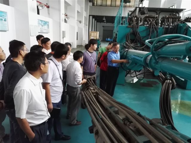 鹤发银丝映日月，丹心热血沃新花