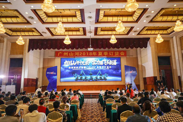 红四月，ca888亚洲城智能挖掘机促销会节节攀升