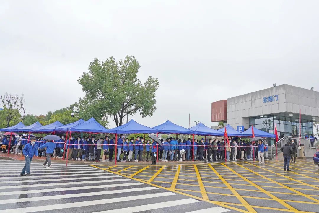 采样完成率近100%！ca888亚洲城智能第一时间开展全员核酸检测，保障安全生产