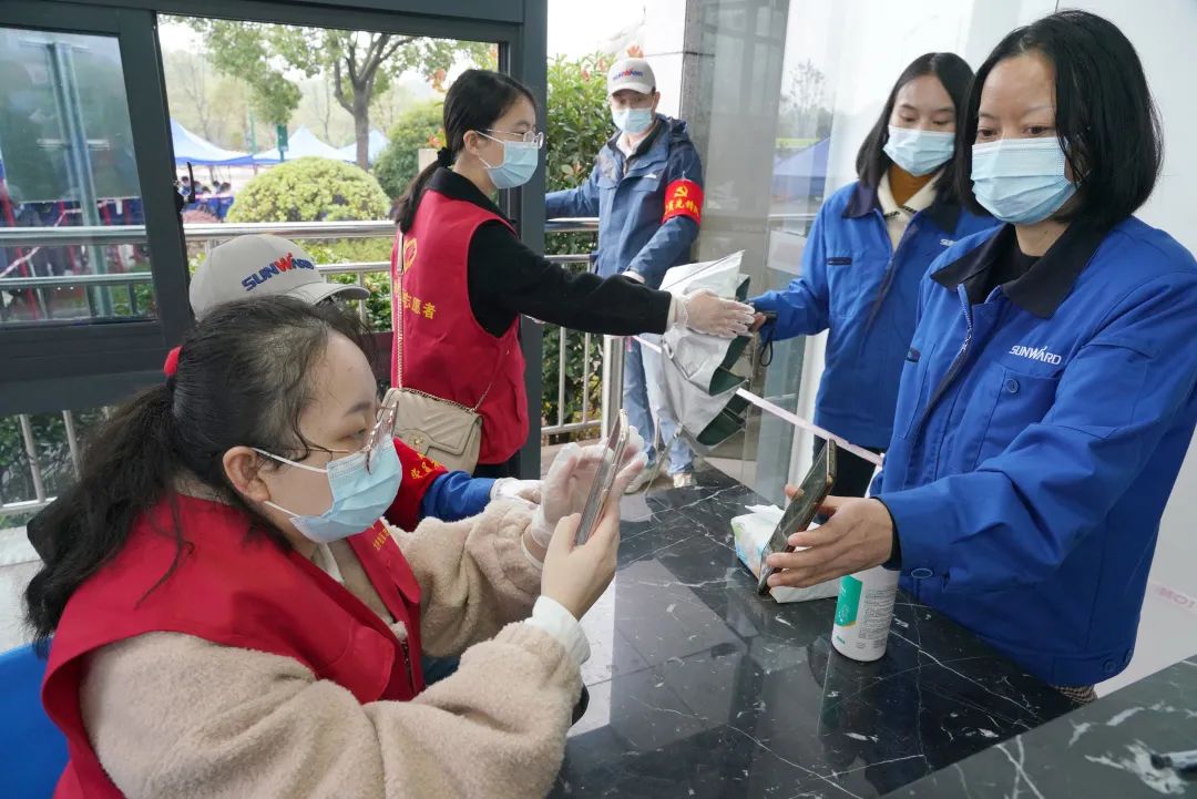 采样完成率近100%！ca888亚洲城智能第一时间开展全员核酸检测，保障安全生产