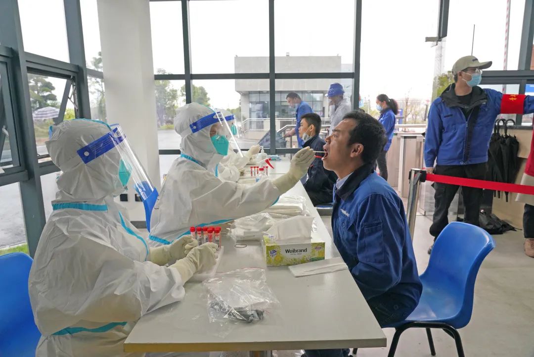 采样完成率近100%！ca888亚洲城智能第一时间开展全员核酸检测，保障安全生产