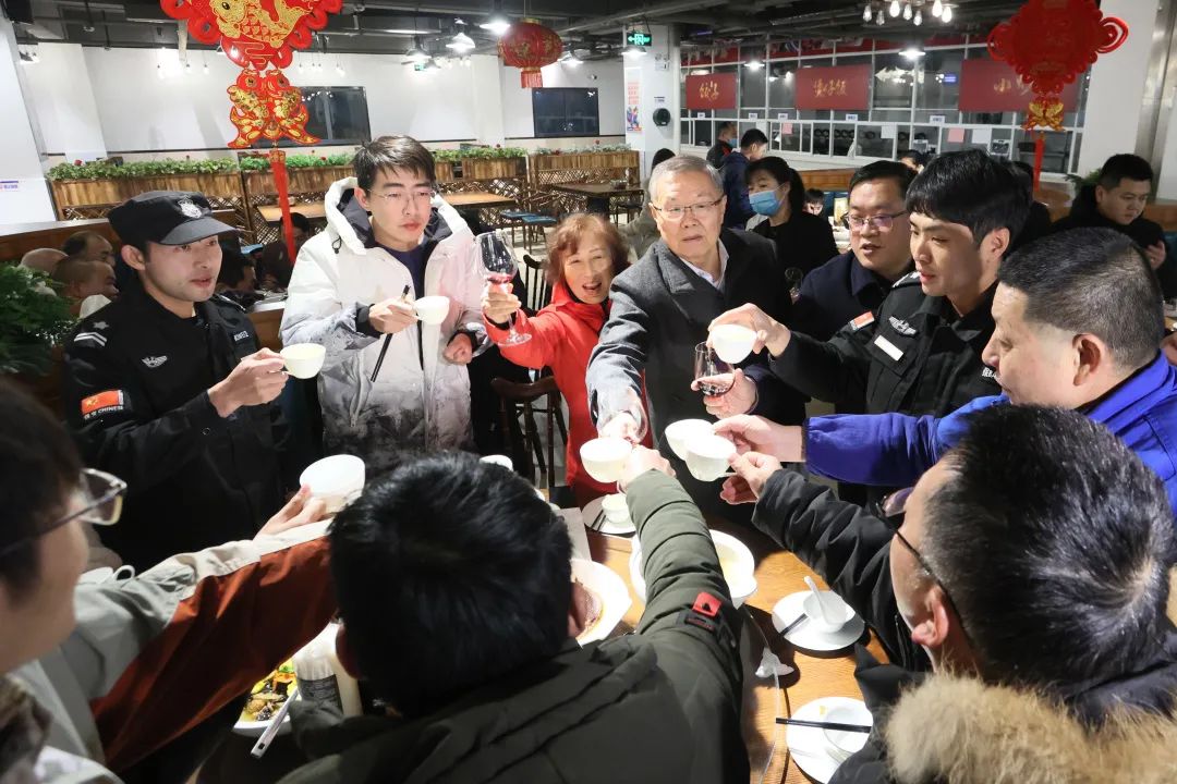 ca888亚洲城智能董事长何清华与留厂员工一起过大年！