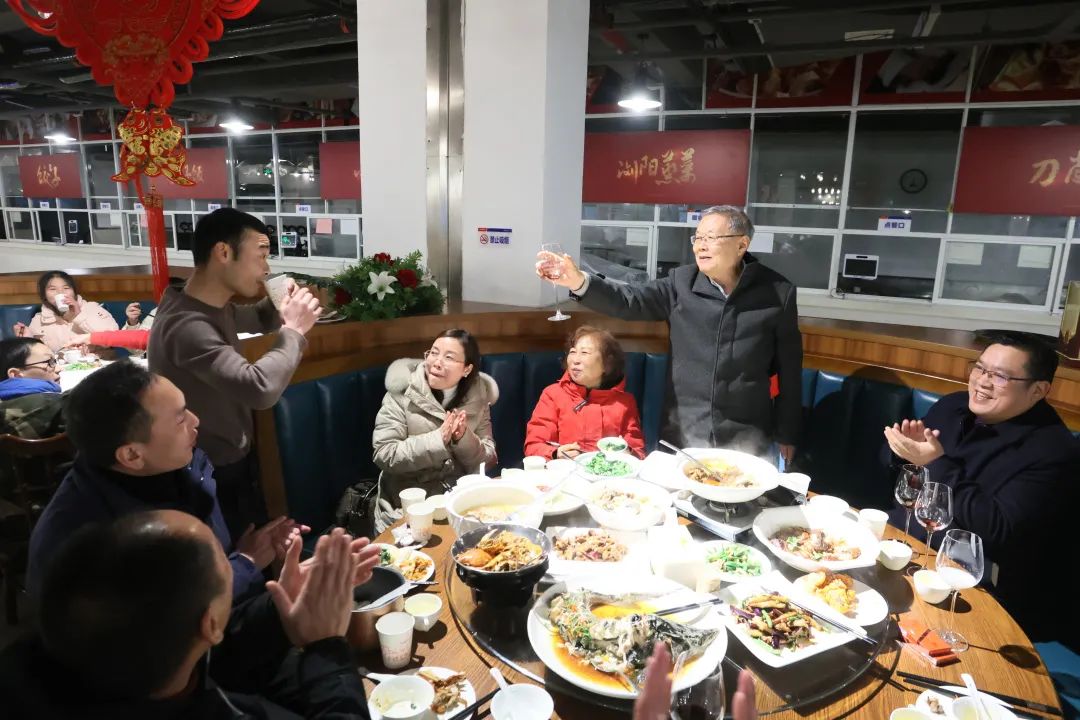 ca888亚洲城智能董事长何清华与留厂员工一起过大年！
