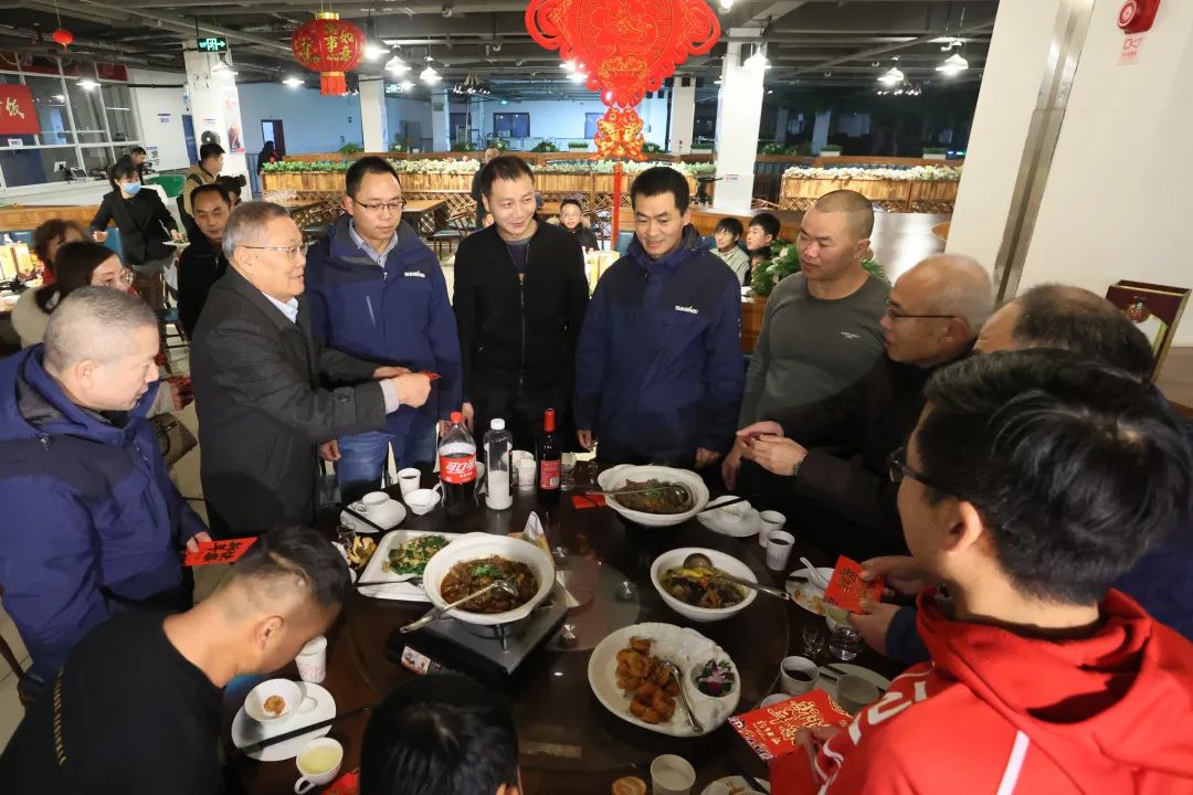 ca888亚洲城智能董事长何清华与留厂员工一起过大年！
