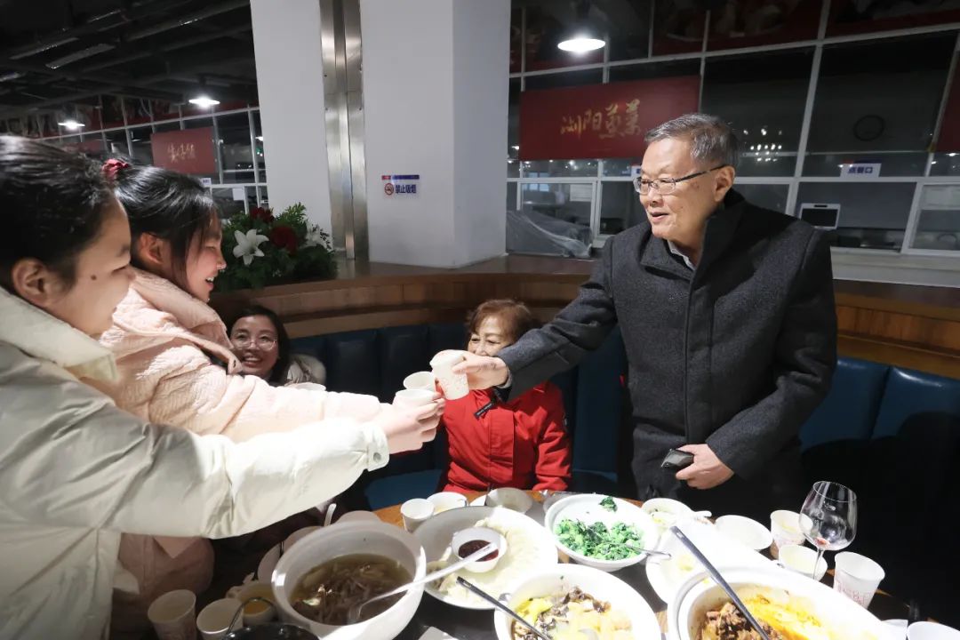 ca888亚洲城智能董事长何清华与留厂员工一起过大年！