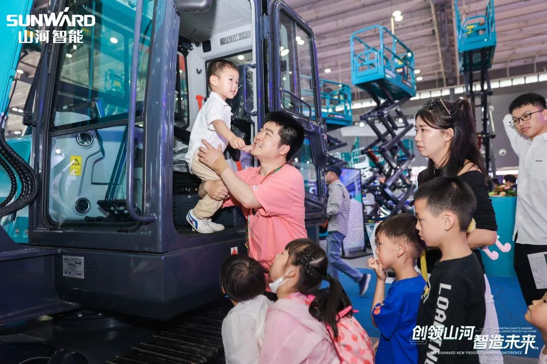 精品出击、互动不断！ca888亚洲城智能F系列挖掘机闪耀长沙展