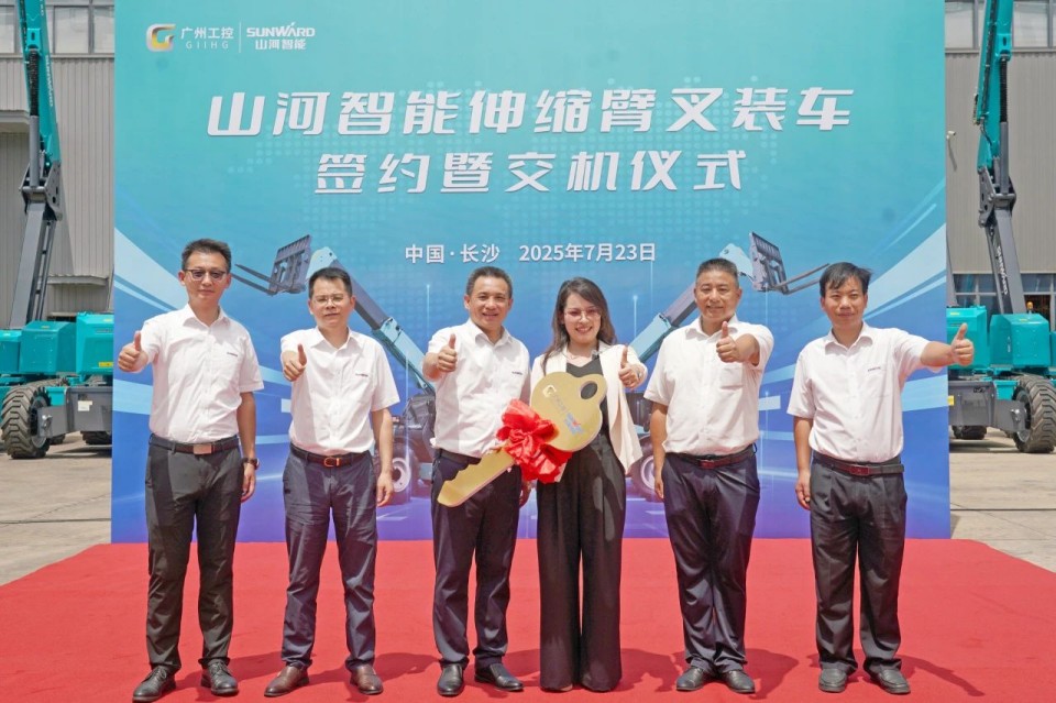 ca888亚洲城智能伸缩臂叉装车批量交付，即将奔赴新一线