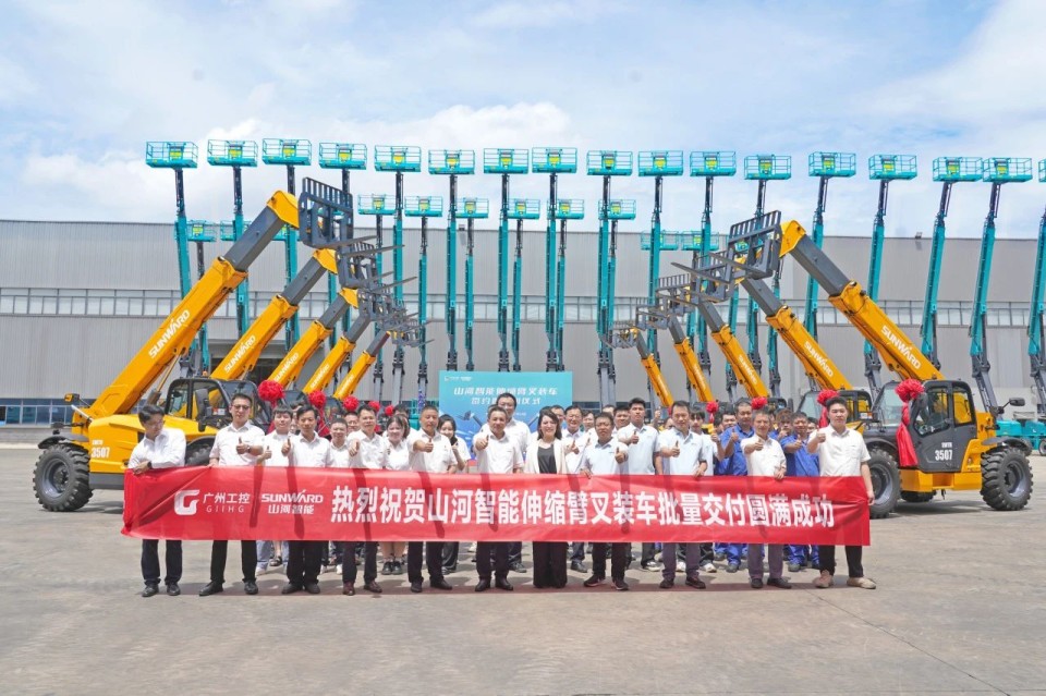ca888亚洲城智能伸缩臂叉装车批量交付，即将奔赴新一线