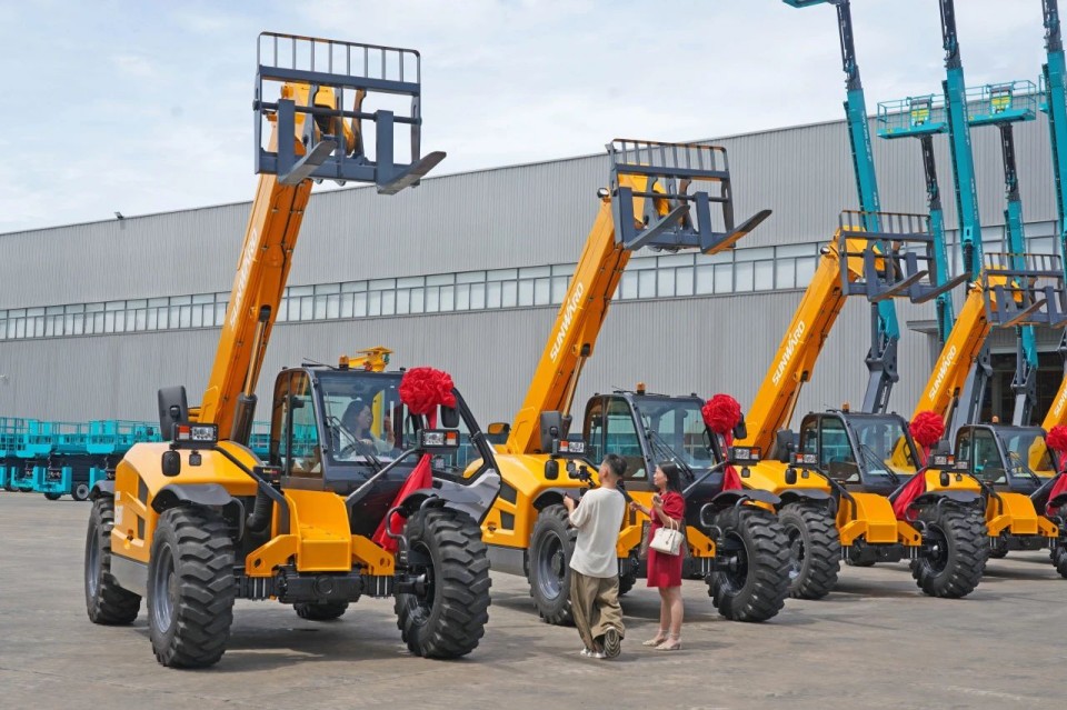 ca888亚洲城智能伸缩臂叉装车批量交付，即将奔赴新一线