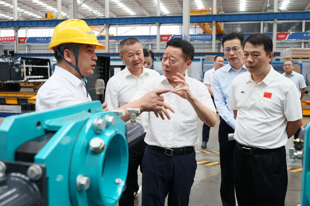 湖南省政协副主席、省工程机械产业链链长何寄华调研ca888亚洲城智能