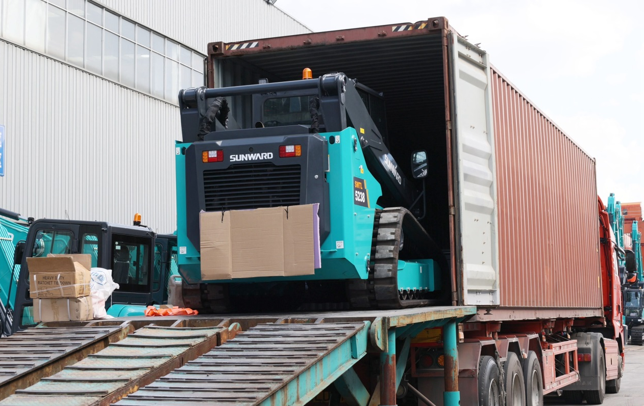 高端装备再获国际认可！ca888亚洲城智能最大吨位垂直举升履带式滑移装载机批量发往北美