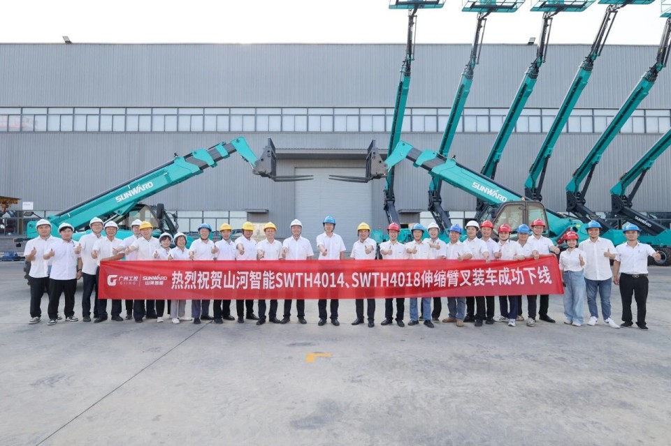 高端机型“双箭齐发”！ca888亚洲城智能两款伸缩臂叉装车成功下线